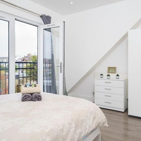 Beautiful 4 Bed Immaculate Condition Refurbished Property Romford Eksteriør billede