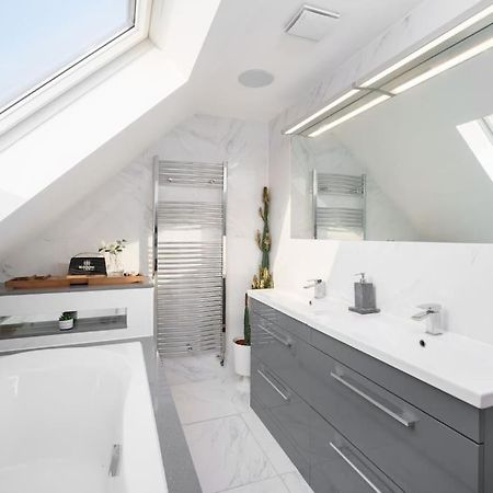 Beautiful 4 Bed Immaculate Condition Refurbished Property Romford Eksteriør billede