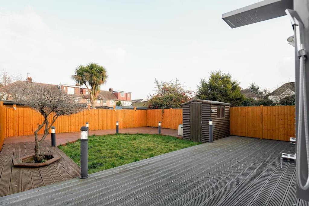 Beautiful 4 Bed Immaculate Condition Refurbished Property Romford Eksteriør billede