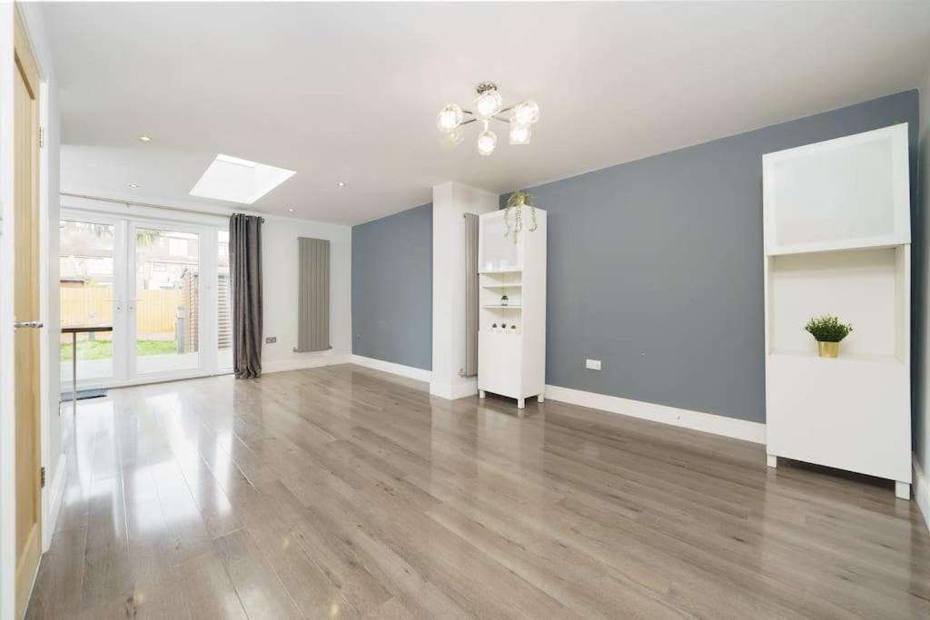 Beautiful 4 Bed Immaculate Condition Refurbished Property Romford Eksteriør billede