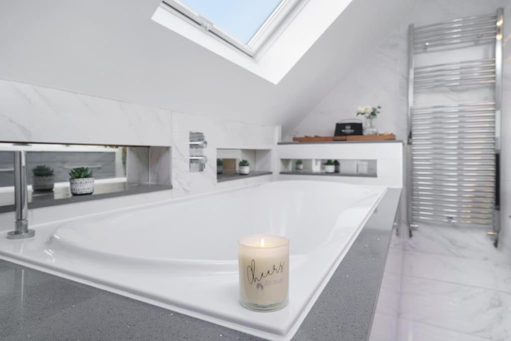Beautiful 4 Bed Immaculate Condition Refurbished Property Romford Eksteriør billede