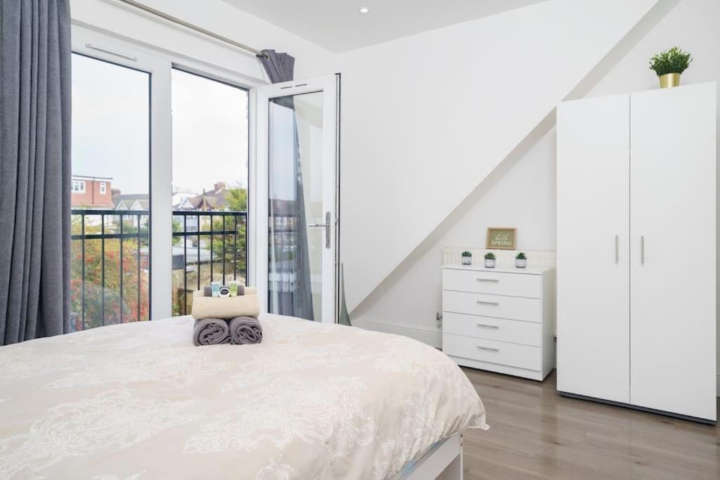 Beautiful 4 Bed Immaculate Condition Refurbished Property Romford Eksteriør billede