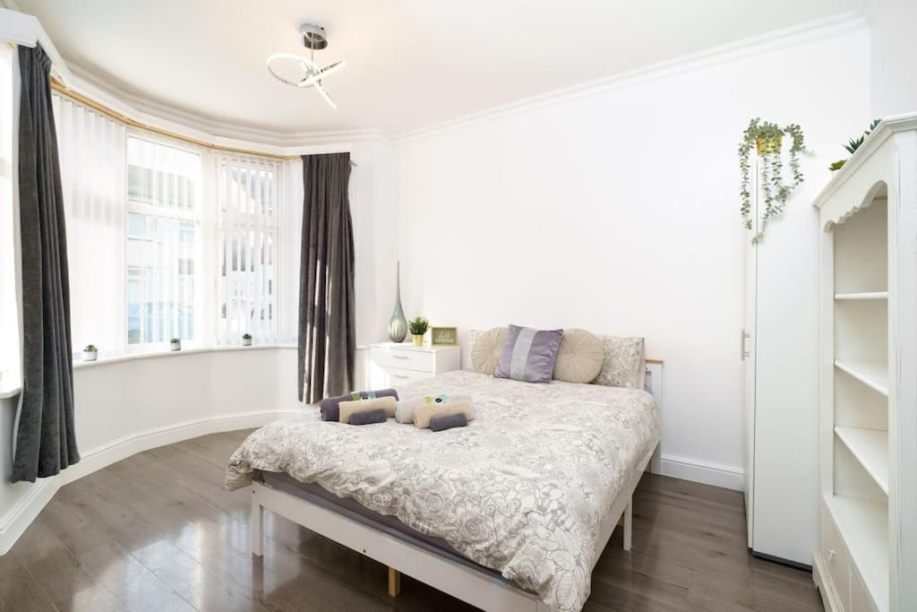 Beautiful 4 Bed Immaculate Condition Refurbished Property Romford Eksteriør billede