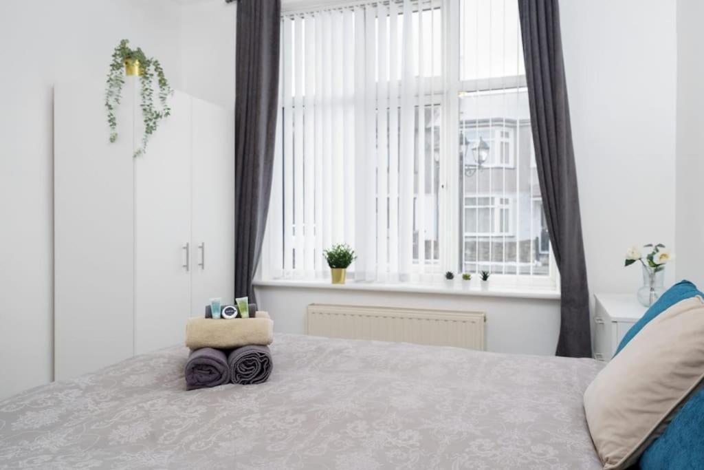 Beautiful 4 Bed Immaculate Condition Refurbished Property Romford Eksteriør billede