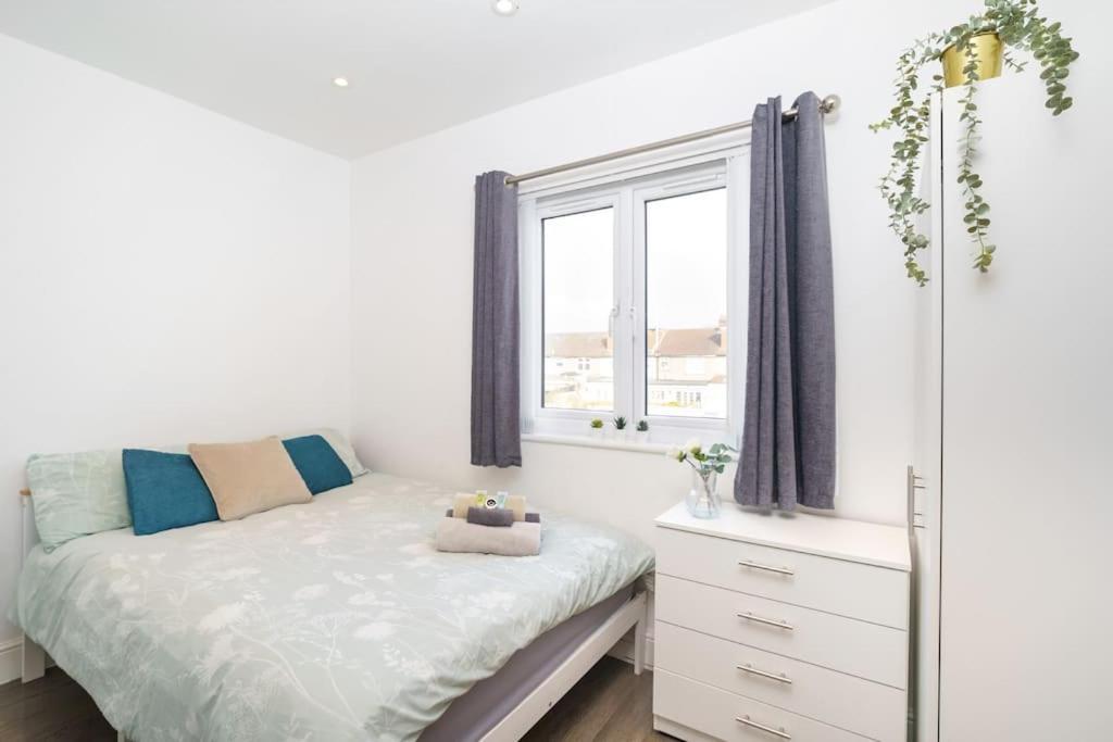 Beautiful 4 Bed Immaculate Condition Refurbished Property Romford Eksteriør billede