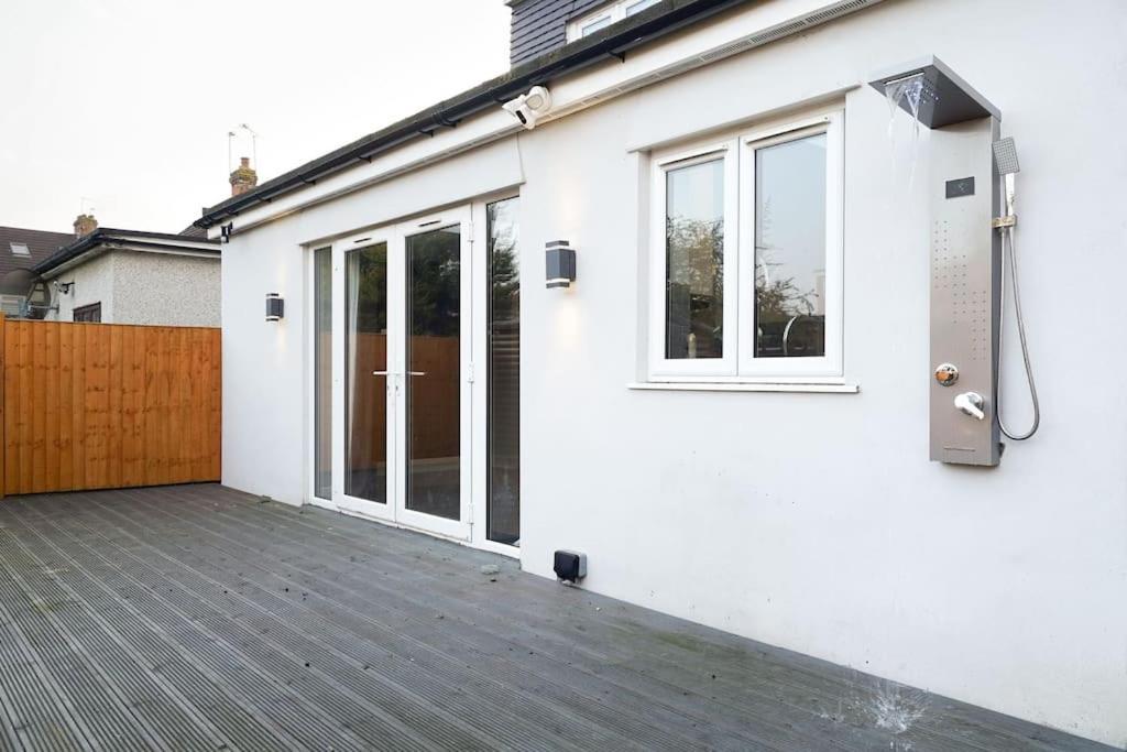 Beautiful 4 Bed Immaculate Condition Refurbished Property Romford Eksteriør billede
