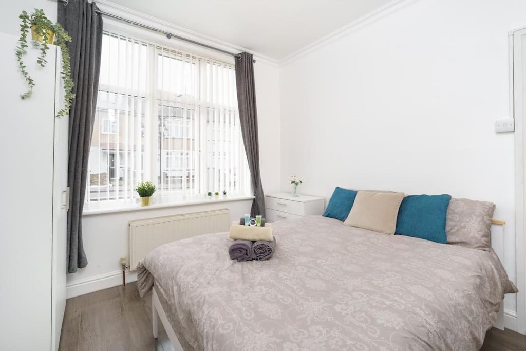 Beautiful 4 Bed Immaculate Condition Refurbished Property Romford Eksteriør billede