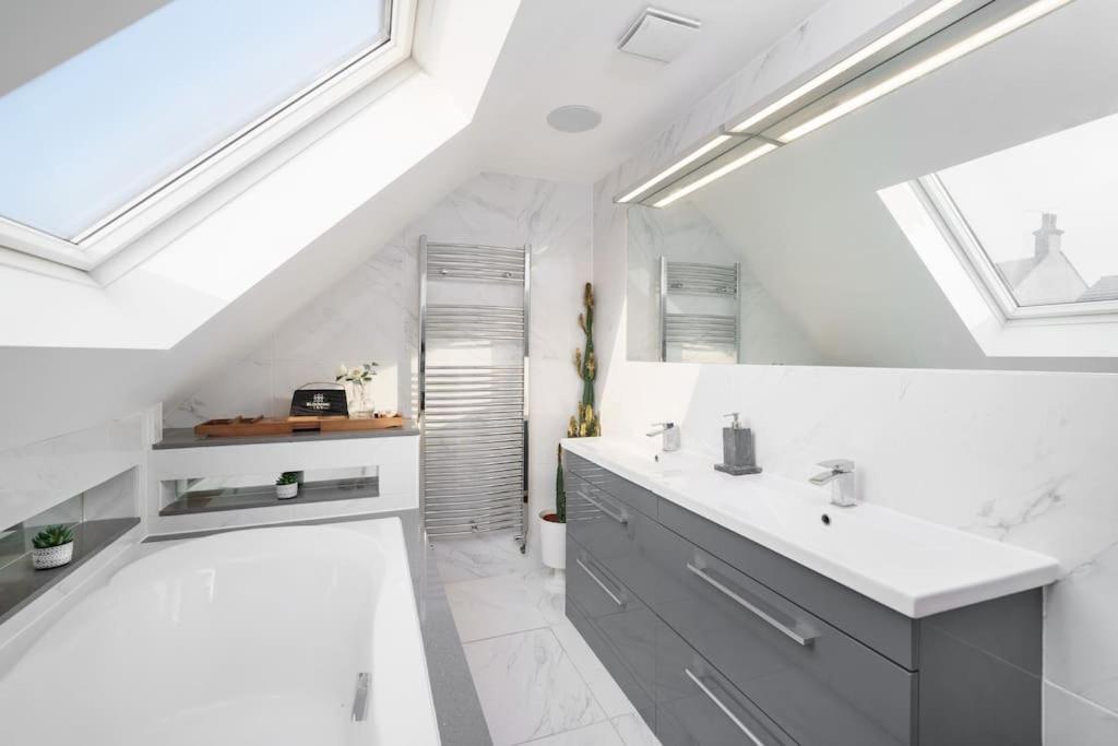 Beautiful 4 Bed Immaculate Condition Refurbished Property Romford Eksteriør billede